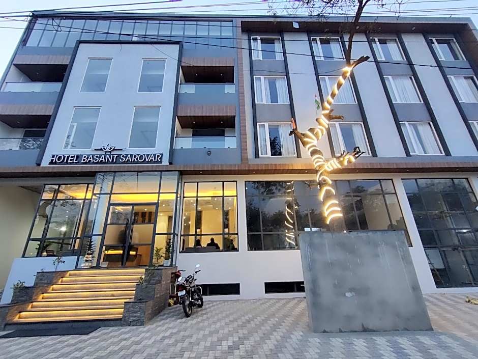 HOTEL BASANT SAROVAR - Hotel exterior and amenities