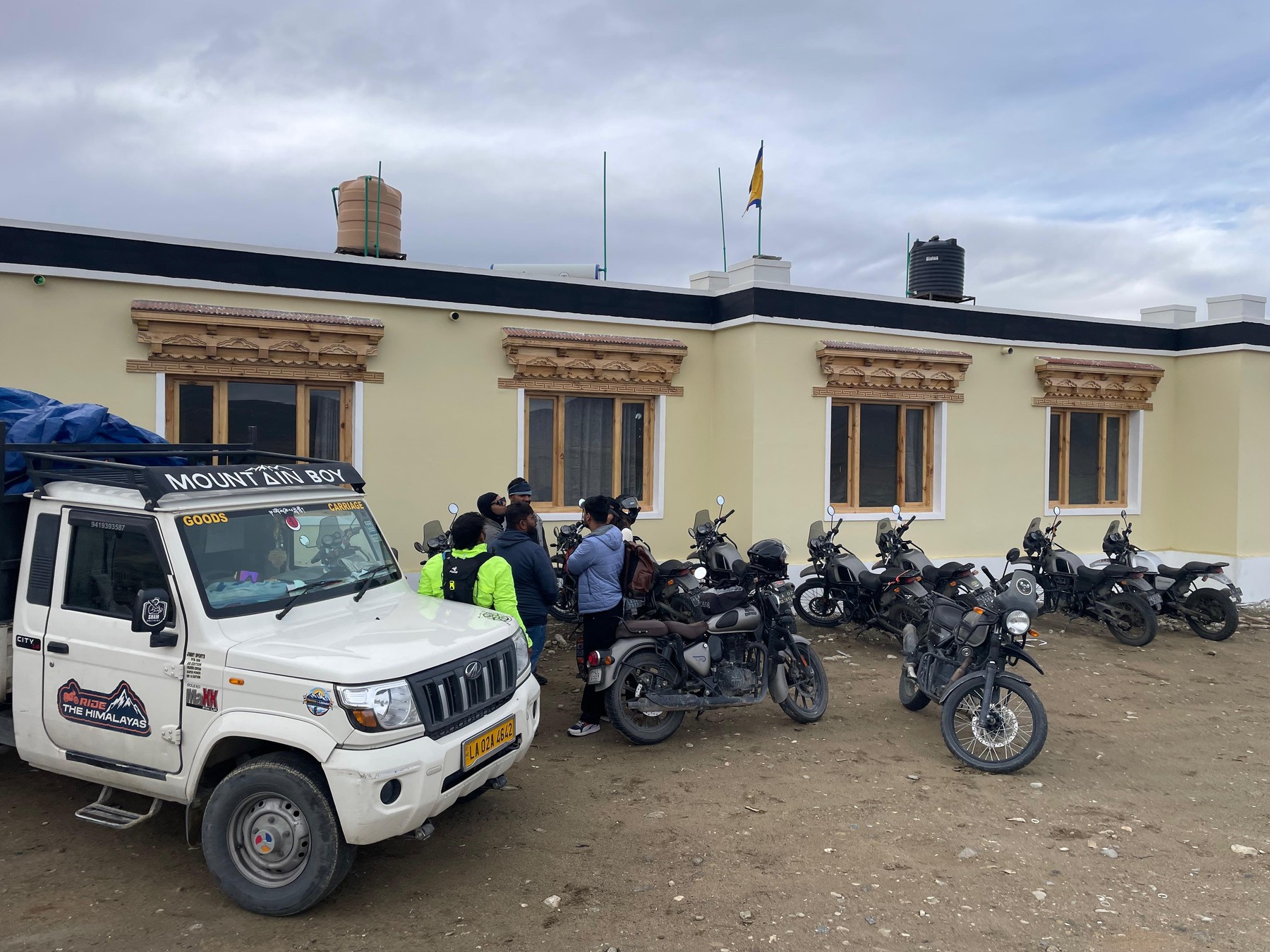 Kailash Inn - Hotel exterior and amenities