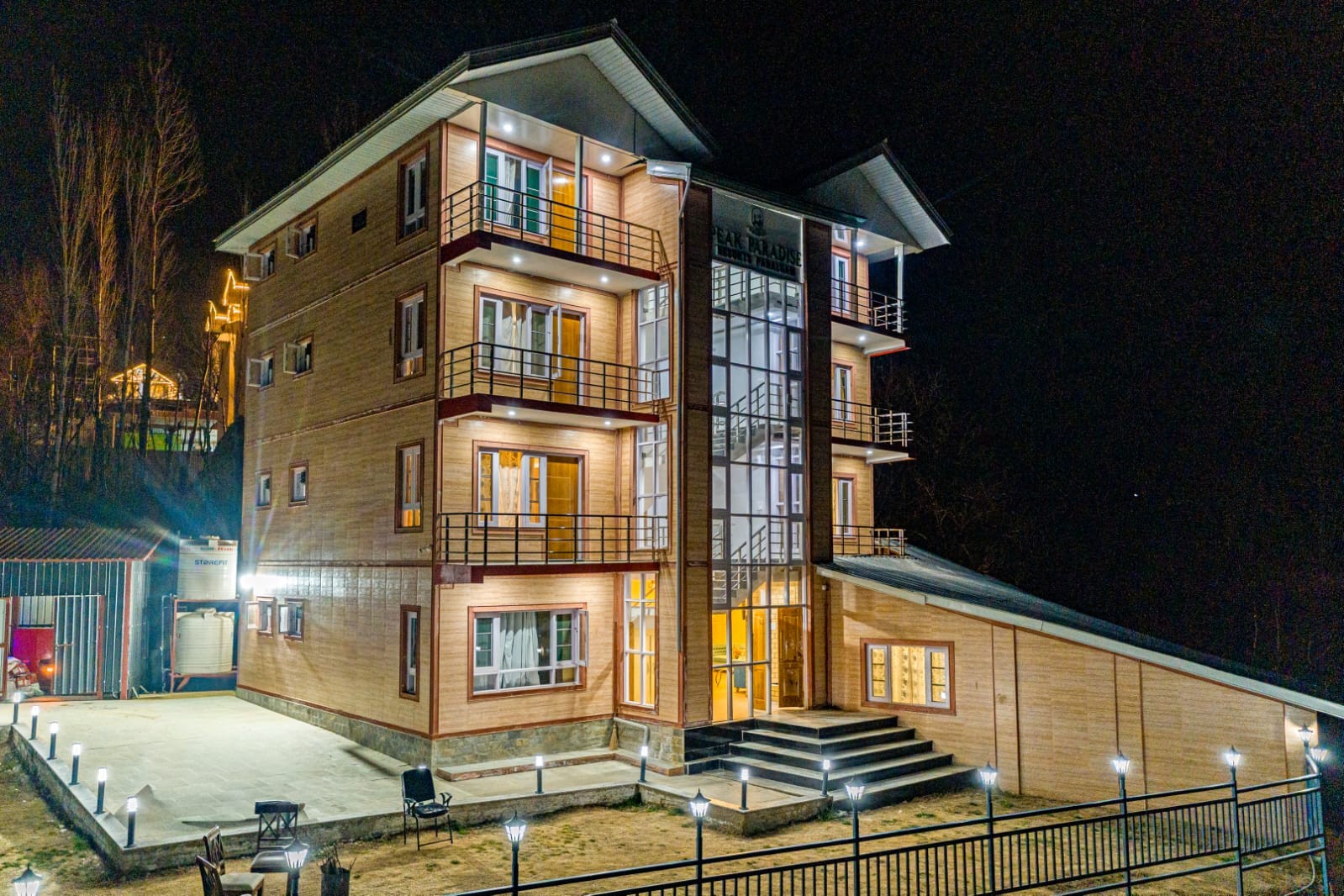 Peak Paradise Hotel - Hotel exterior and amenities