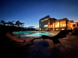 Sacred Grove Resort - Hotel exterior and amenities