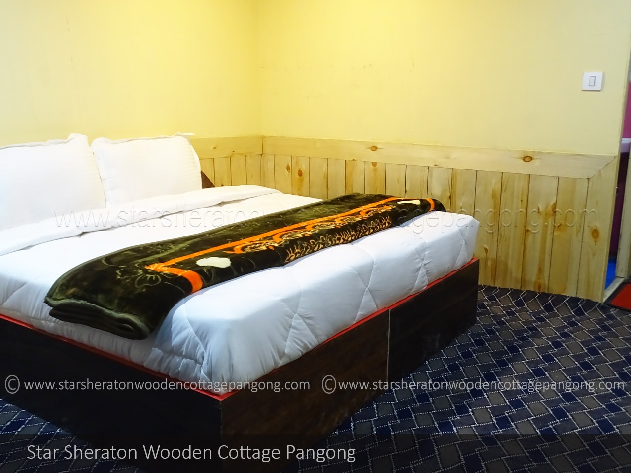 star-sheraton-wooden-cottage-pangong-room