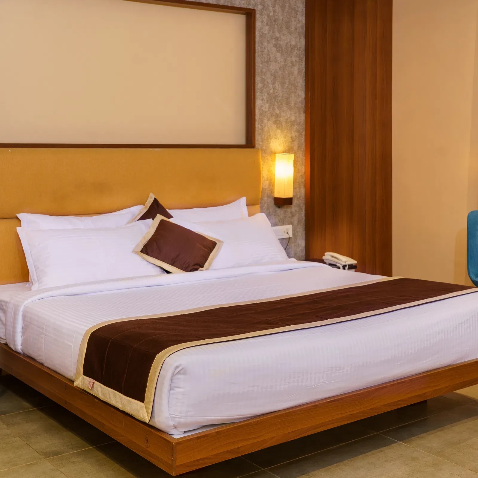 deluxe-room-bed