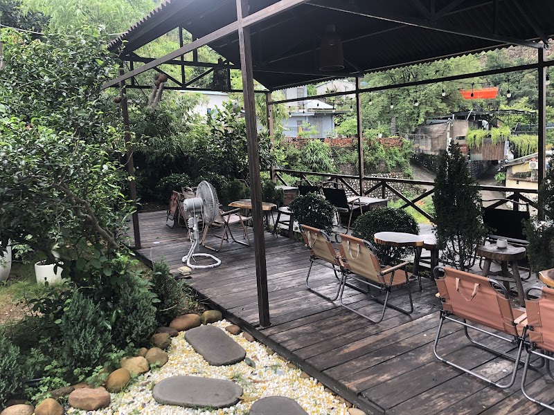 Tiệm Cafe Lưng Chừng Mây